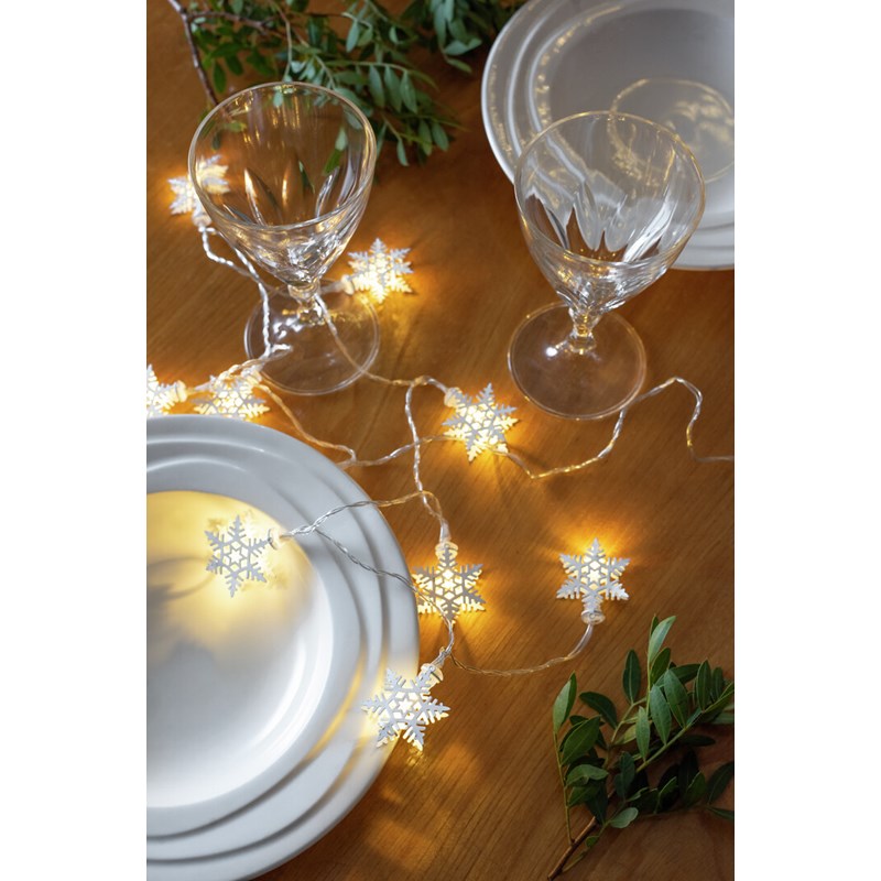 Airam Noorvik lumihiutales.