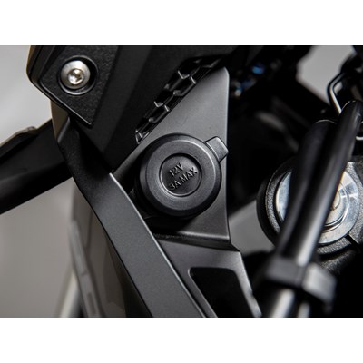 Honda, CB500X 12V Virran ulostulo